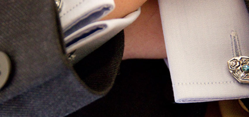 Fotografía de la manga de un traje de novio como detalle de uno de los tipos de fotografías de bodas según los estilos