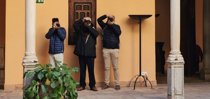 Varios alumnos del curso de fotografía en Granada de Foto&Arte haciendo prácticas