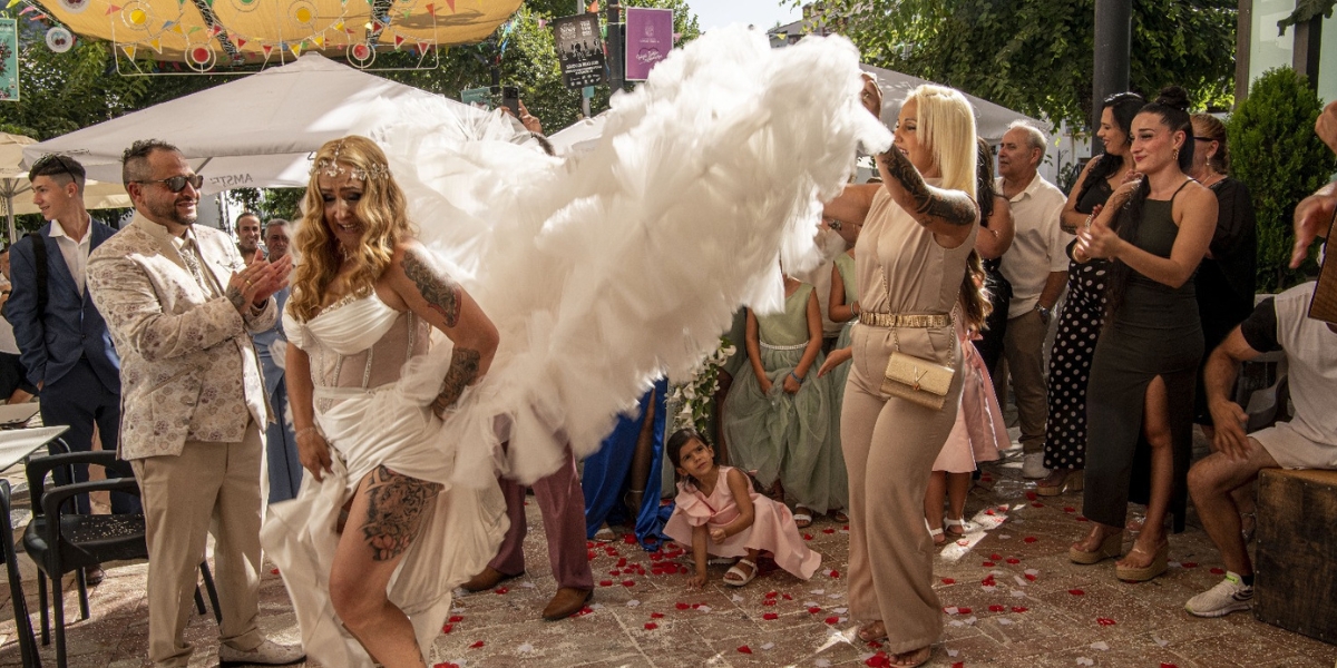 una mujer gitana recien casada bailando junto a los invitados en su reportaje de bodas
