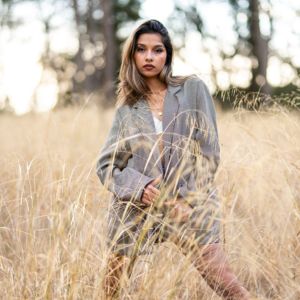 Sesión de fotos de modelos con una fotografía de una mujer de pie en la hierba alta